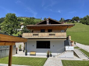 Ciel, Nuage, Bâtiment, Propriété, Fenêtre, Bois, Table, Maison, Ombre, Mobilier De Jardin