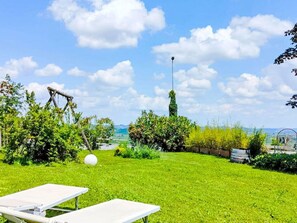 Wolke, Himmel, Pflanze, Natürliche Landschaft, Grundstueck, Baum, Gartenmöbel, Gras, Wiese, Freizeit