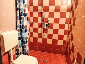 Eigentum, Rechteck, Badezimmer, Interior Design, Flooring, Fussboden, Holz, Verbundwerkstoff, Tönungen Und Schatten