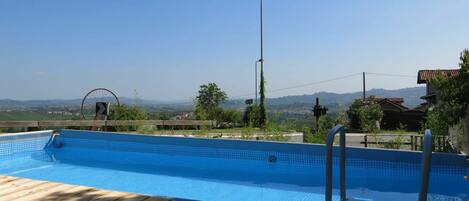 L'Eau, Ciel, Plante, Éclairage Public, Piscine, Bleu Azur, Ombre, Arbre, Mobilier De Jardin, Rectangle