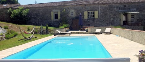 PISCINE PRIVEE avec bache à barres de sécurité conforme à la norme de sécurité