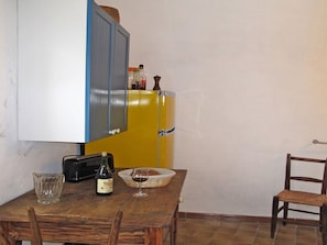 Meubles, Table, Bois, Chaise, Sol, Sol, Vaisselle, Dur, BĂątiment, Bouteille