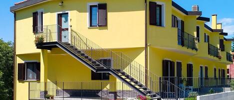 Himmel, Pflanze, Fenster, Gebäude, Eigentum, Haus, Gelb, Urban Design, Fassade, Treppe