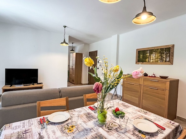 Blume, Tabelle, Möbel, Eigentum, Pflanze, Geschirr, Bilderrahmen, Beleuchtung, Interior Design, Gebäude