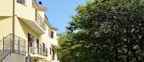 Pflanze, Gebäude, Fenster, Himmel, Baum, Biome, Haus, Urban Design, Fassade, Gras