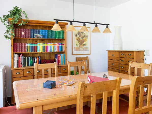 Table, Meubles, Propriété, Étagère, Bibliothèque, Bois, Rayonnage, Bâtiment, Design Intérieur, Cabinetry