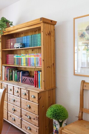 Cabinetry, Möbel, Eigentum, Pflanze, Gebäude, Holz, Regal, Haus, Schublade, Fussboden