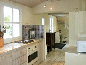 Countertop, Eigentum, Zimmer, Cabinetry, Küche, Möbel, Fliese, Interior Design, Gebäude, Herd