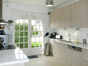 Zimmer, Eigentum, Weiss, Interior Design, Countertop, Möbel, Küche, Cabinetry, Fliese, Gebäude