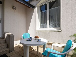 Tabelle, Eigentum, Möbel, Fenster, Gebäude, Azurblau, Holz, Schatten, Interior Design, Beleuchtung