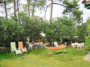 Pflanze, Eigentum, Pflanzengemeinschaft, Möbel, Schatten, Baum, Grundstueck, Gartenmöbel, Himmel, Stuhl