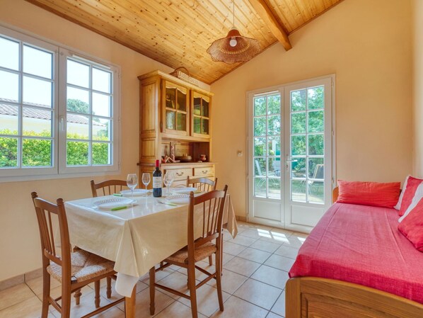 Tabelle, Möbel, Eigentum, Fenster, Cabinetry, Stuhl, Holz, Azurblau, Interior Design, Die Architektur