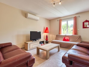 Furniture, Couch, Picture Frame, Comfort, Table, Wood, Window, Interior Design, Living Room, Studio Couch
