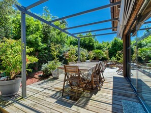 Himmel, Pflanze, Blumentopf, Tabelle, Stuhl, Schatten, Interior Design, Gartenmöbel, Wohngebiet, Landschaft