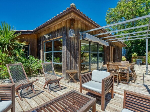 Pflanze, Eigentum, Möbel, Gebäude, Pflanzengemeinschaft, Holz, Schatten, Interior Design, Gartenmöbel, Himmel