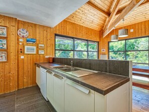 Cabinetry, Eigentum, Möbel, Countertop, Fenster, Holz, Gebäude, Küche, Interior Design, Fussboden