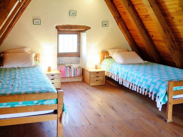 Propriété, Meubles, Bleu, Bleu Azur, Confort, Bois, Bâtiment, Design Intérieur, Lampe, Lit