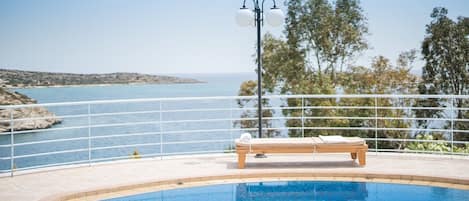 Mare Nostrum 6-bedroom villa - Pool area with superb view!