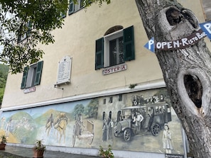 Bâtiment, Jour, Plante, Fenêtre, Peindre, Quartier, Arbre, Art, Police De Caractère, Façade