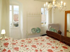 Zimmer, Möbel, Fussboden, Schlafzimmer, Eigentum, Interior Design, Bettdecke, Bettrahmen, Fensterabdeckung, Wand