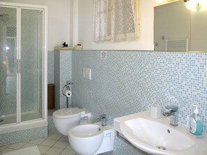 Badezimmer, Zimmer, Eigentum, Fliese, Bad Zubehör, Interior Design, Armatur, Wand, Zapfhahn, Fussboden