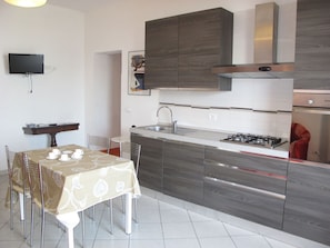 Cabinetry, Furniture, Property, Countertop, Tap, Sink, Kitchen, Kitchen Stove, Wood, Interior Design
