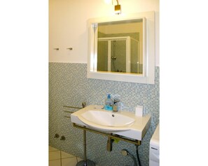 Badezimmer, Zimmer, Eigentum, Fliese, Zapfhahn, Sinken, Badezimmerschrank, Wand, Bad Zubehör, Interior Design