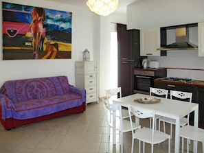 Zimmer, Möbel, Eigentum, Interior Design, Wohnzimmer, Fussboden, Gebäude, Wand, Tabelle, Haus