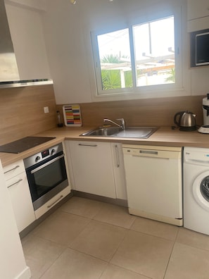 Cuisine, grand frigo avec congélateur, lave vaisselle lave linge, four, plaque