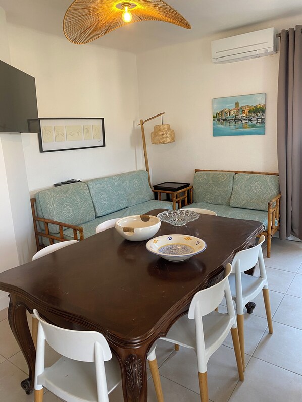 Séjour, grande table, télé, Climatisée, salon