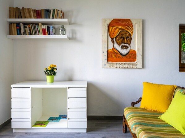 Eigentum, Möbel, Bilderrahmen, Grün, Regal, Couch, Orange, Interior Design, Gelb, Bücherregal