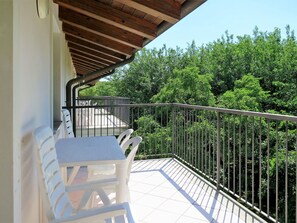 Ciel, Bâtiment, Plante, Arbre, Chaise, Bois, Porche, Ombre, Clôture, Immobilier