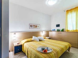 Schlafzimmer, Zimmer, Möbel, Bett, Eigentum, Interior Design, Bettrahmen, Bettdecke, Wand, Bedding