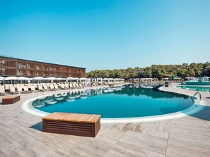 L'Eau, Ciel, Bâtiment, Piscine, Bleu Azur, Balancelle, Mobilier De Jardin, Arbre, Maison, Condominium