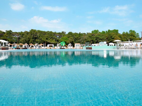L'Eau, Ciel, Nuage, Ressources En Eau, Piscine, Bleu Azur, Arbre, Plante, Cotiers Et Relief Océaniques, Lac