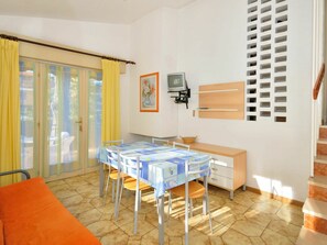 Room, Property, Furniture, Interior Design, Building, Floor, House, Wall, Table, Real Estate