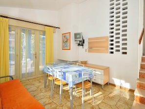 Room, Property, Furniture, Interior Design, Building, Floor, House, Wall, Table, Real Estate