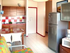 Zimmer, Eigentum, Fussboden, Interior Design, Möbel, Gebäude, Major Appliance, Orange, Küche, Cabinetry