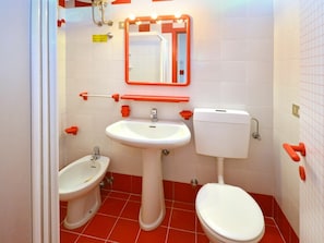 Badezimmer, Eigentum, Zimmer, Toilette, Armatur, Wand, Bad Sink, Interior Design, Bad Zubehör, Die Architektur
