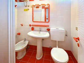 Salle De Bains, Propriété, Pièce, Toilette, Luminaire Plomberie, Mur, Lavabo, Design Intérieur, Accessoire Salle De Bain, Architecture
