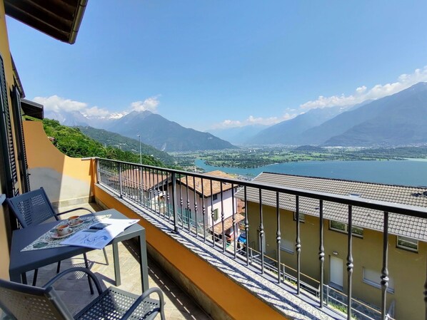 Wasser, Himmel, Wolke, Daytime, Eigentum, Gebäude, Tabelle, Azurblau, Berg, Zaun