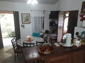 Cozinha e Sala de estar.