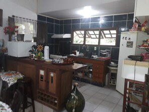 Sala de estar e cozinha integrada.