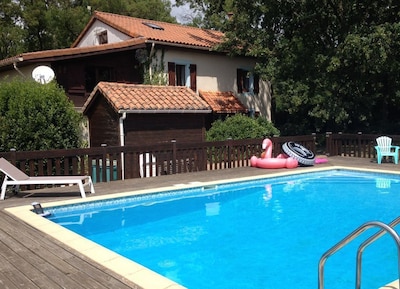 Hermosa casa de campo Charentais independiente con gran piscina y vistas abiertas