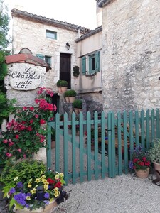 Les Charmes du Lac, un studio confortable au coeur d'Esclauzels, à 20 minutes de Cahors et 10 minutes de St. Cirq La Popie