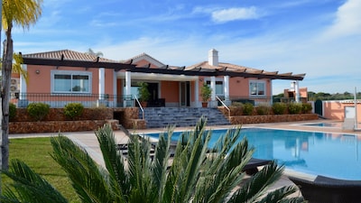 Villa Alto do Castelo With 2 Pools, Jacuzzi and Tennis courts