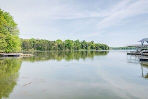 Discover a serene, picturesque cove nestled just beyond the bustling main channel. Only moments away from Cages Bend Campground Ramp, and just a short boat ride to a variety of waterfront dining options