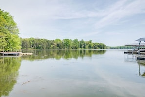 Discover a serene, picturesque cove nestled just beyond the bustling main channel. Only moments away from Cages Bend Campground Ramp, and just a short boat ride to a variety of waterfront dining options