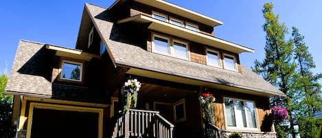 7 bedrooms, six bathrooms. 7 minute walk to main ski lift. Great for groups.