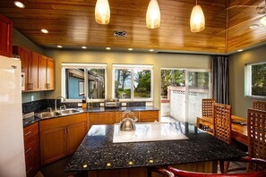 Full kitchen with a great view.
